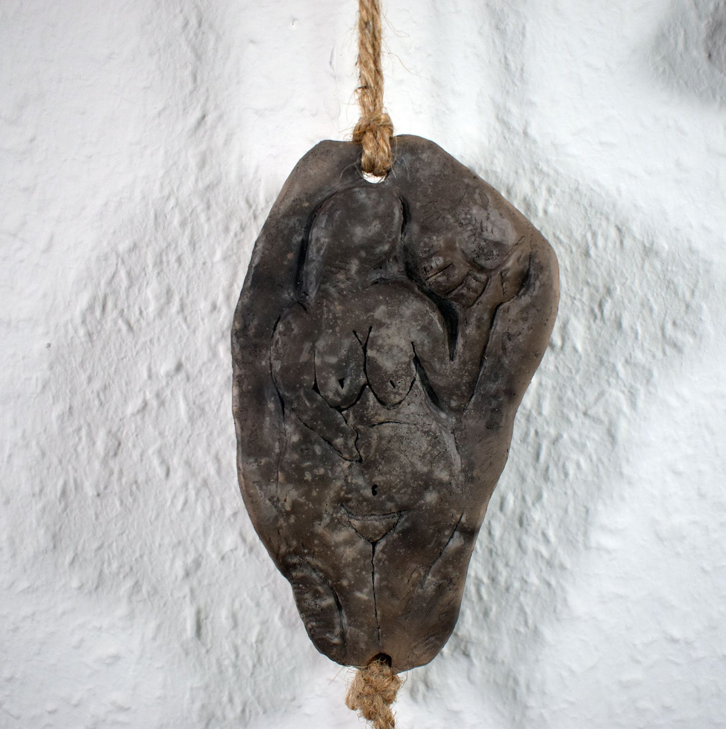 Handgemachte Hängedeko – Rustikale Fensterdeko oder Wanddeko - Prähistorische Kunst - Venus von Laussel