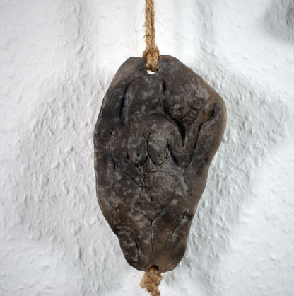Handgemachte Hängedeko – Rustikale Fensterdeko oder Wanddeko - Prähistorische Kunst - Venus von Laussel