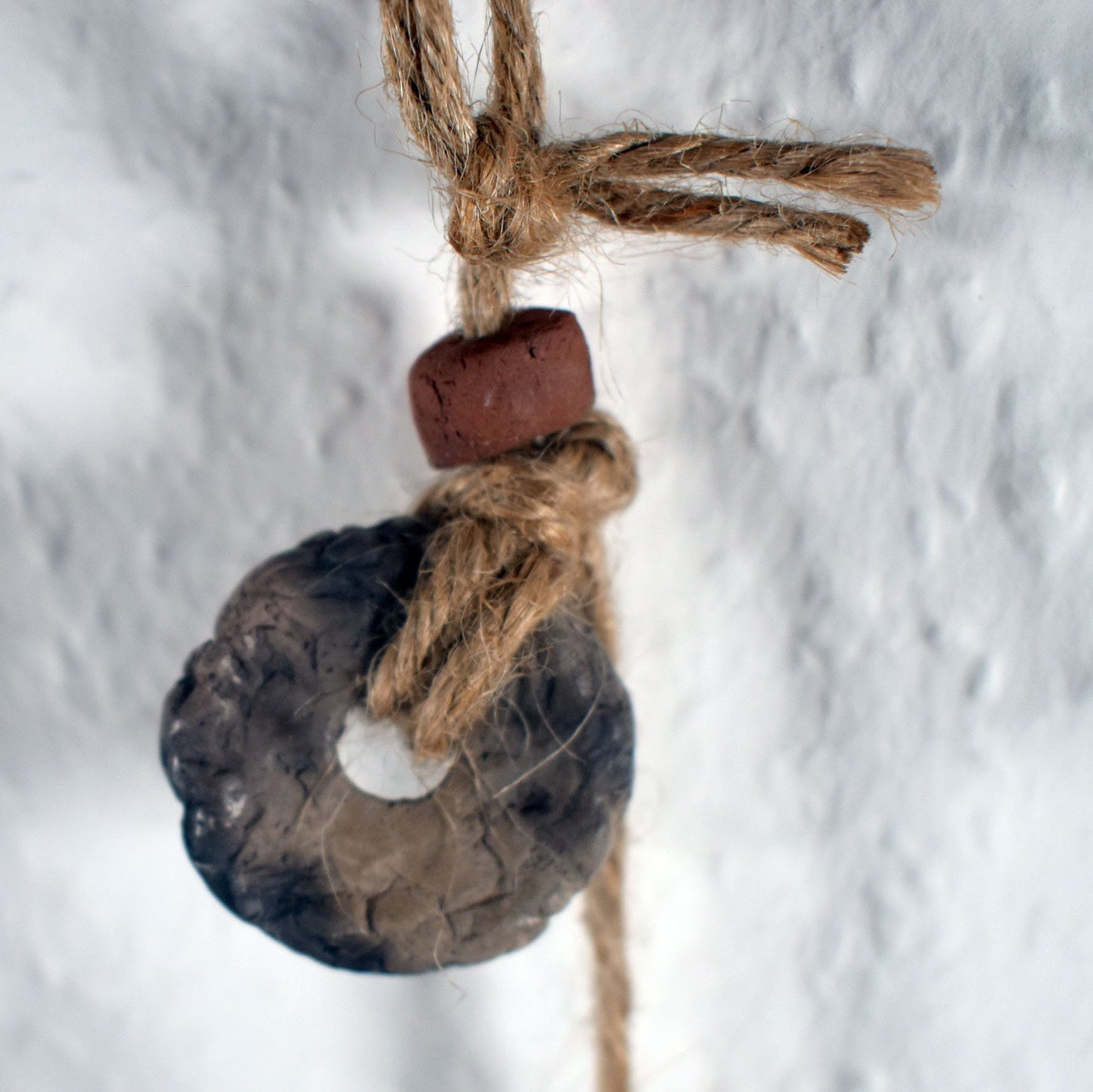 Handgemachte Hängedeko – Rustikale Fensterdeko oder Wanddeko - Prähistorische Kunst - Venus von Laussel