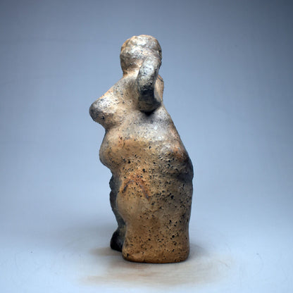 Venus von Willendorf neu gedacht - Handgefertigte Rauchbrand-Venus-Skulptur - Hommage an die Weiblichkeit -