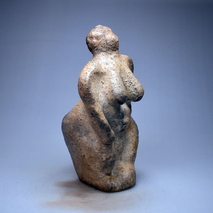 Venus von Willendorf neu gedacht - Handgefertigte Rauchbrand-Venus-Skulptur - Hommage an die Weiblichkeit -