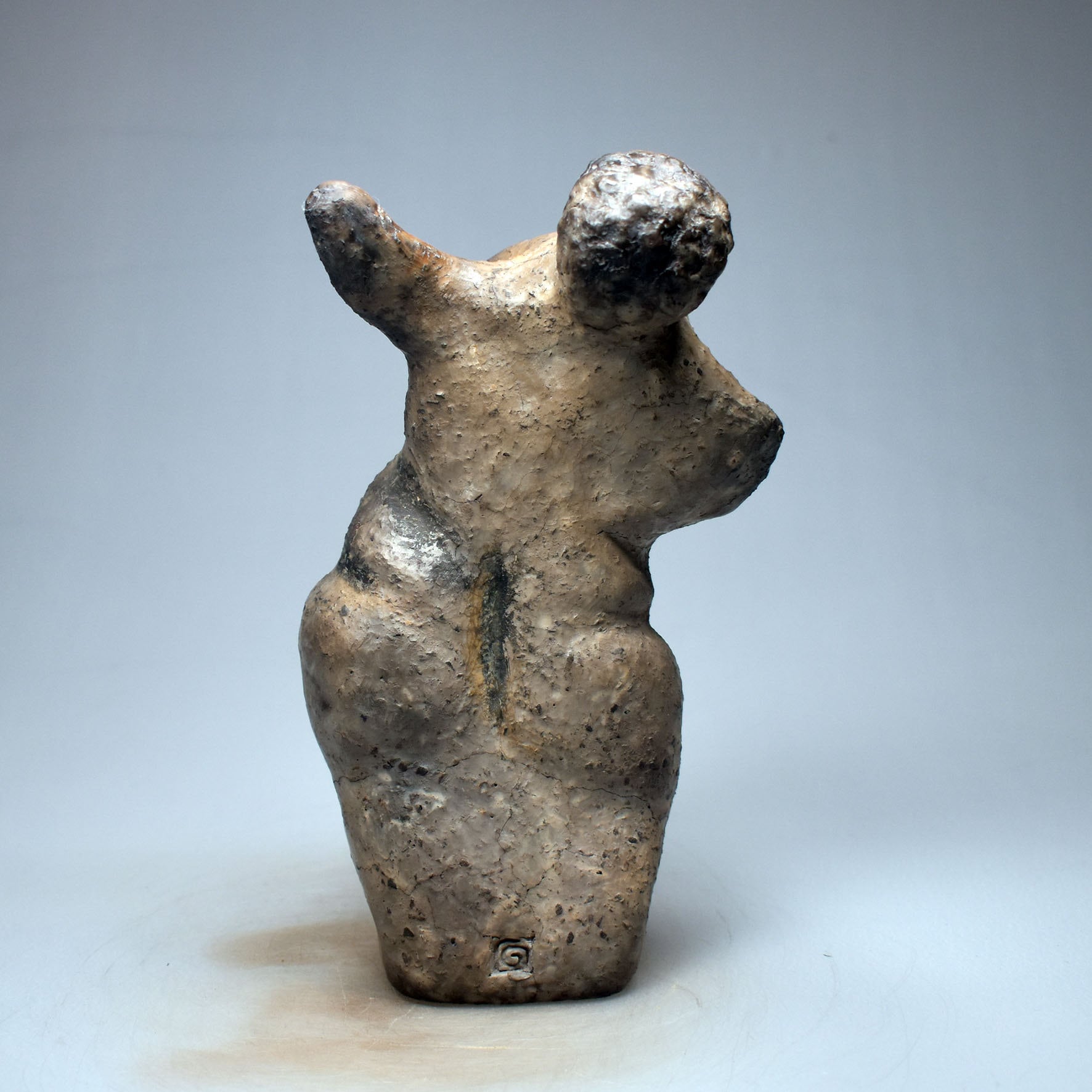Venus von Willendorf neu gedacht - Handgefertigte Rauchbrand-Venus-Skulptur - Hommage an die Weiblichkeit -