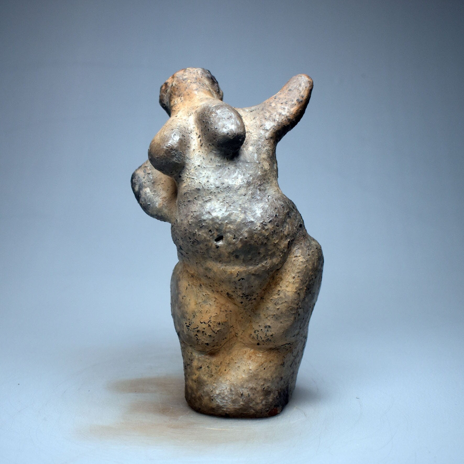 Handgeformte Ur-Venus aus Ton – Mystische Erdgöttin Statue – Archaisches Symbol für Schöpferkraft & Geborgenheit, spirituelles Unikat SKU253
