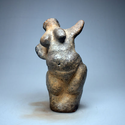 Venus von Willendorf neu gedacht - Handgefertigte Rauchbrand-Venus-Skulptur - Hommage an die Weiblichkeit -