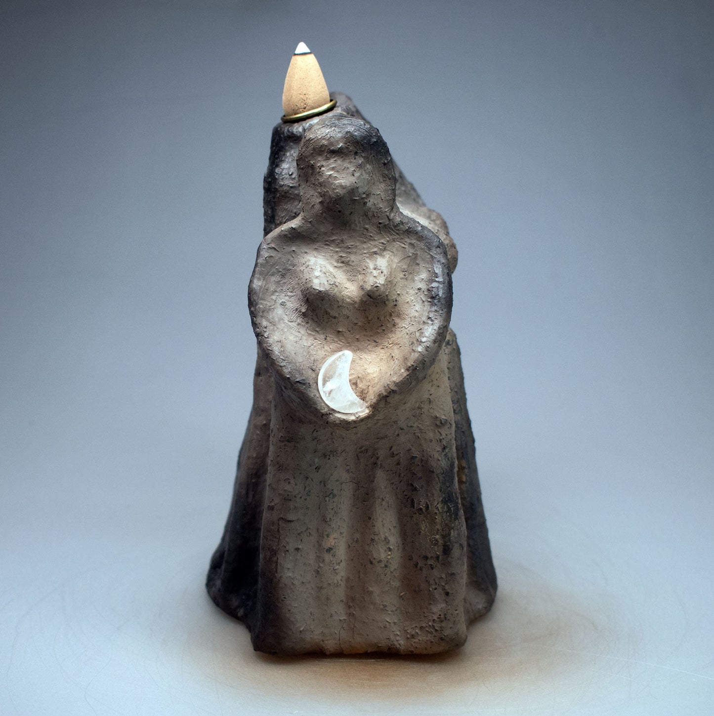 Dekorativer Rückfluss Räucherkegelhalter aus traditionell gebranntem Ton - Hekate dreifache Göttin Dekoration - Handgemachte Rauchbrandkunst