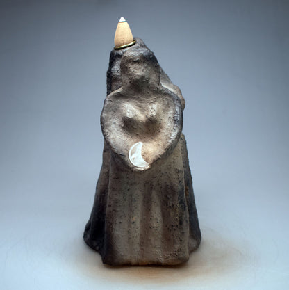 Dekorativer Rückfluss Räucherkegelhalter aus traditionell gebranntem Ton - Hekate dreifache Göttin Dekoration - Handgemachte Rauchbrandkunst