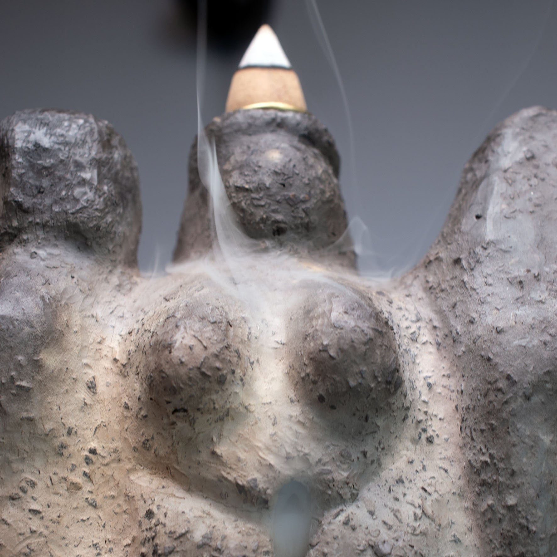 Dekorativer Rückfluss Räucherkegelhalter aus traditionell gebranntem Ton - Hekate dreifache Göttin Dekoration - Handgemachte Rauchbrandkunst