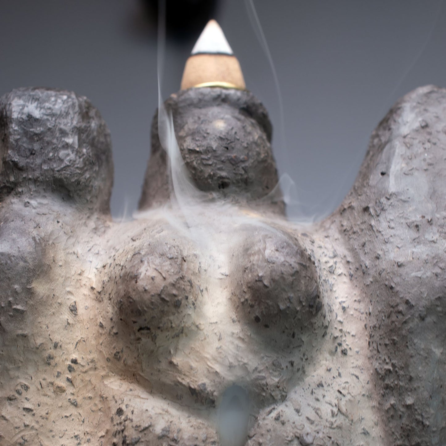 Dekorativer Rückfluss Räucherkegelhalter aus traditionell gebranntem Ton - Hekate dreifache Göttin Dekoration - Handgemachte Rauchbrandkunst