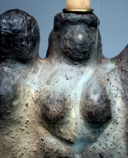 Dekorativer Rückfluss Räucherkegelhalter aus traditionell gebranntem Ton - Hekate dreifache Göttin Dekoration - Handgemachte Rauchbrandkunst