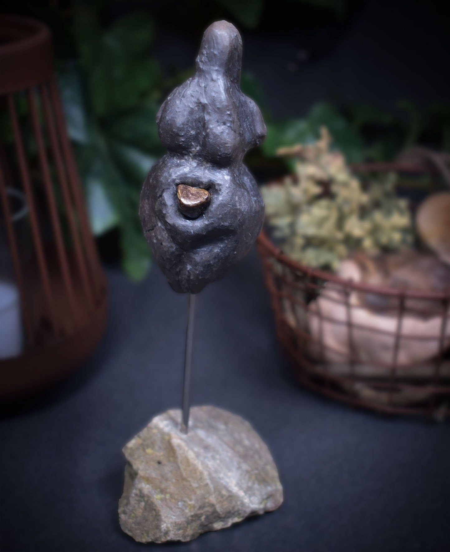 Einzigartige Tonskulptur mit Inlay aus Bronzit auf Stele - Matriarchatsgöttin - Handgefertigte Keramik Kunst - im Rauchbrand vollendet