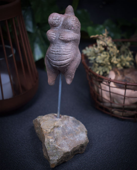 Einzigartige Tonskulptur - inspiriert durch Venus von Hohle Fels - auf Stele - Matriarchatsgöttin - Handgefertigte Keramik Kunst