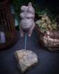Einzigartige Tonskulptur - inspiriert durch Venus von Hohle Fels - auf Stele - Matriarchatsgöttin - Handgefertigte Keramik Kunst
