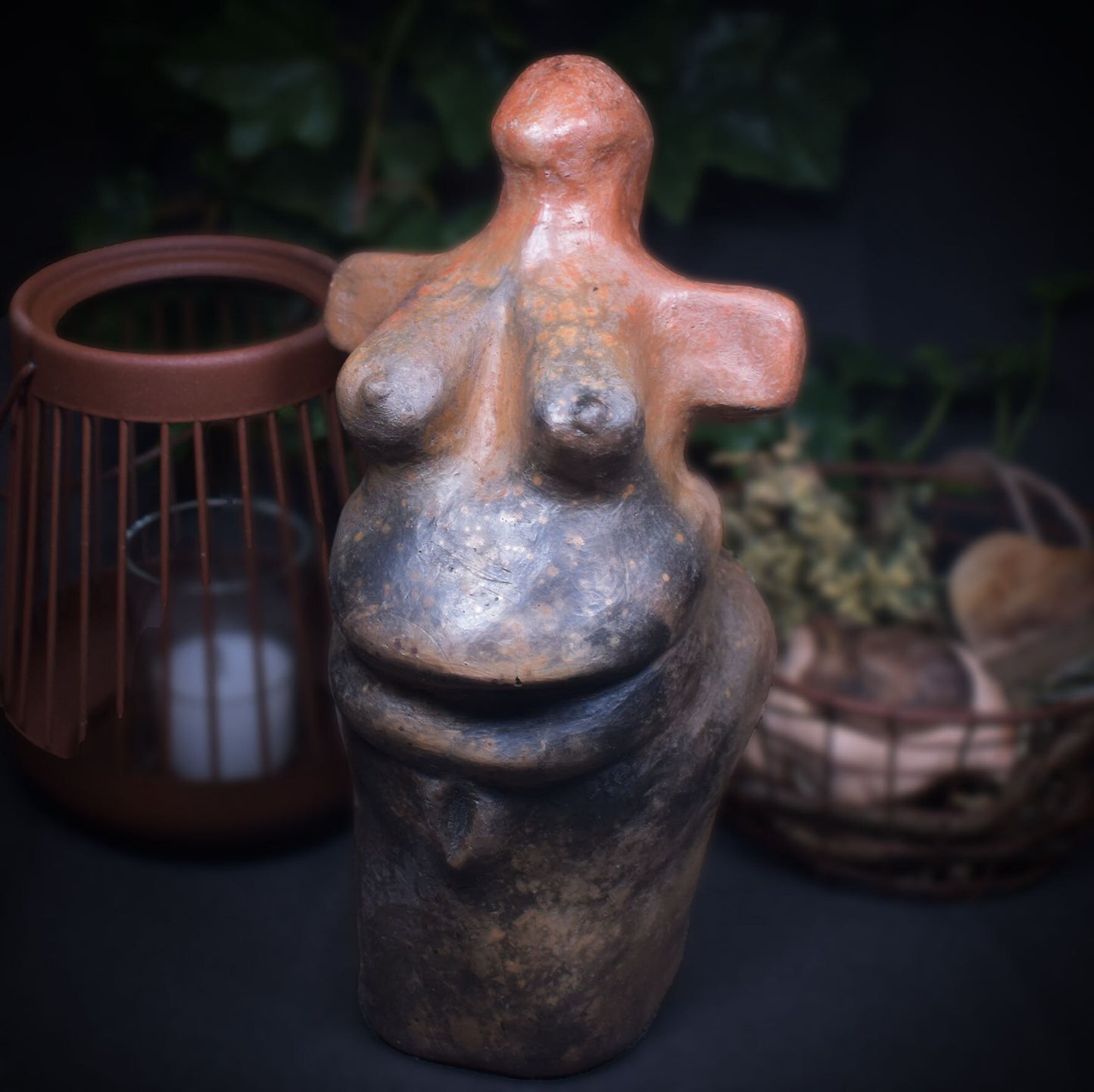 Handgefertigte Venus Statue aus Ton – Rauchbrandkunstwerk symbolisierend das Matriarchat und die Fruchtbarkeit und Schwangerschaft