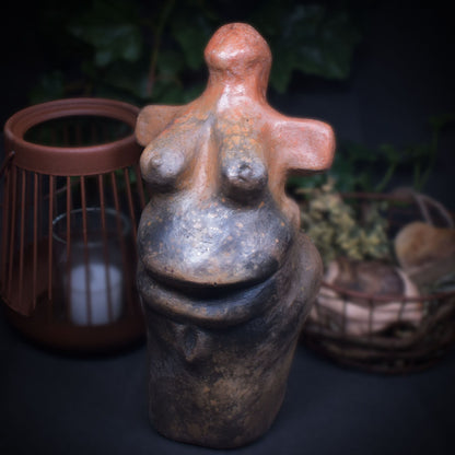 Handgefertigte Venus Statue aus Ton – Rauchbrandkunstwerk symbolisierend das Matriarchat und die Fruchtbarkeit und Schwangerschaft