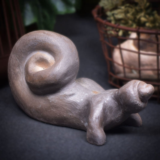 Harmonische weibliche Schneckenfigur aus Ton und im Rauchbrand geboren – Meditative Kunstskulptur für Dein Zuhause