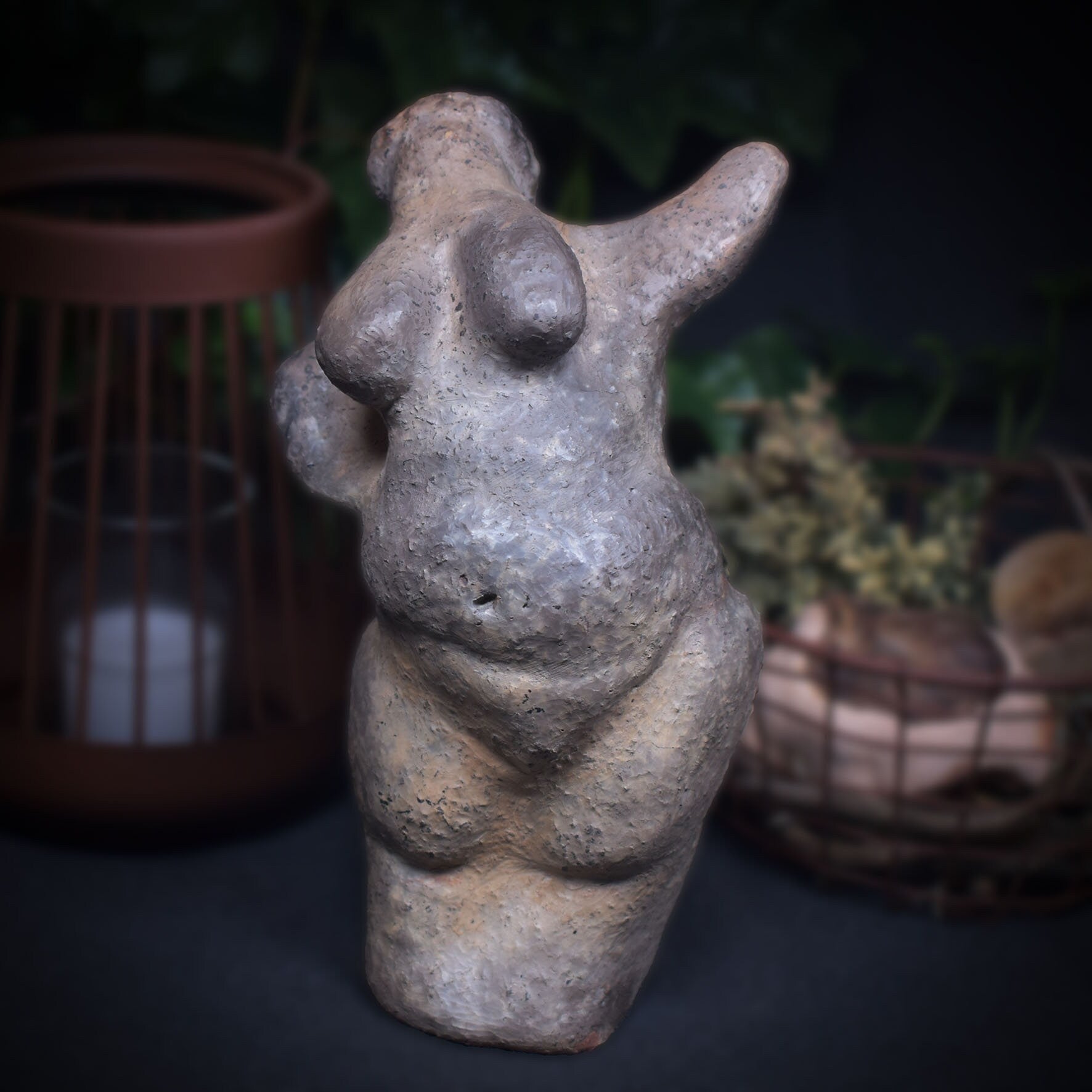 Venus von Willendorf neu gedacht - Handgefertigte Rauchbrand-Venus-Skulptur - Hommage an die Weiblichkeit -