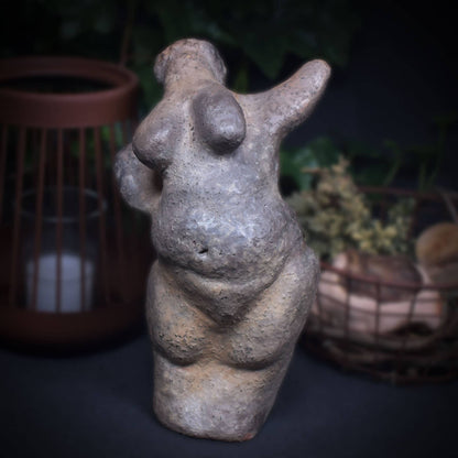 Handgeformte Ur-Venus aus Ton – Mystische Erdgöttin Statue – Archaisches Symbol für Schöpferkraft & Geborgenheit, spirituelles Unikat SKU253