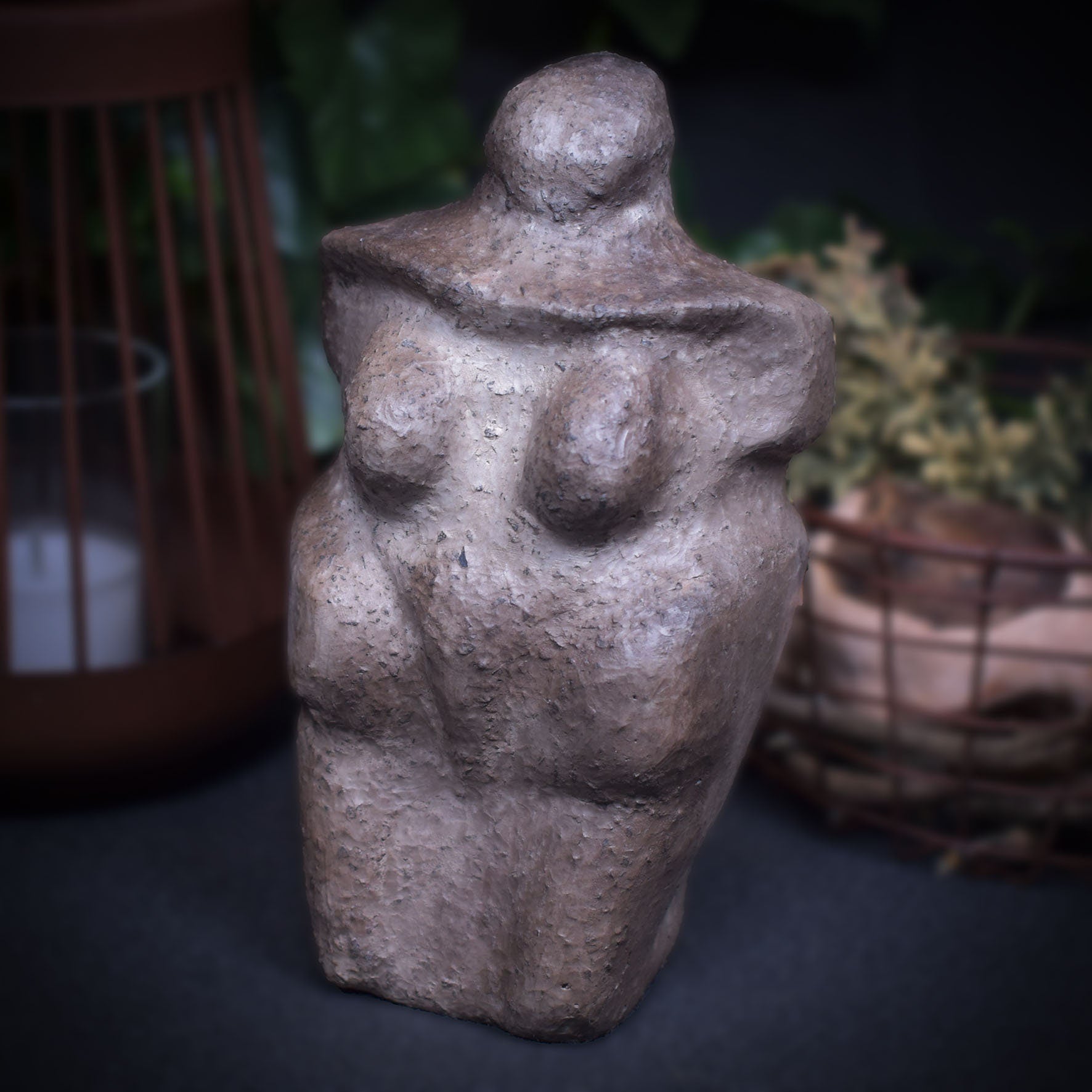 Handgefertigte Weibliche Ton-Statue - Einzigartiger Rauchbrand - Feier der Diversität und Körperpositivität