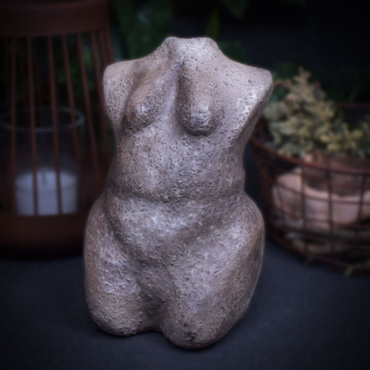 Einzigartiger Weiblicher Torso aus Ton - im Rauchbrand hergestellt - Feiere die Diversität und deine Rundungen!