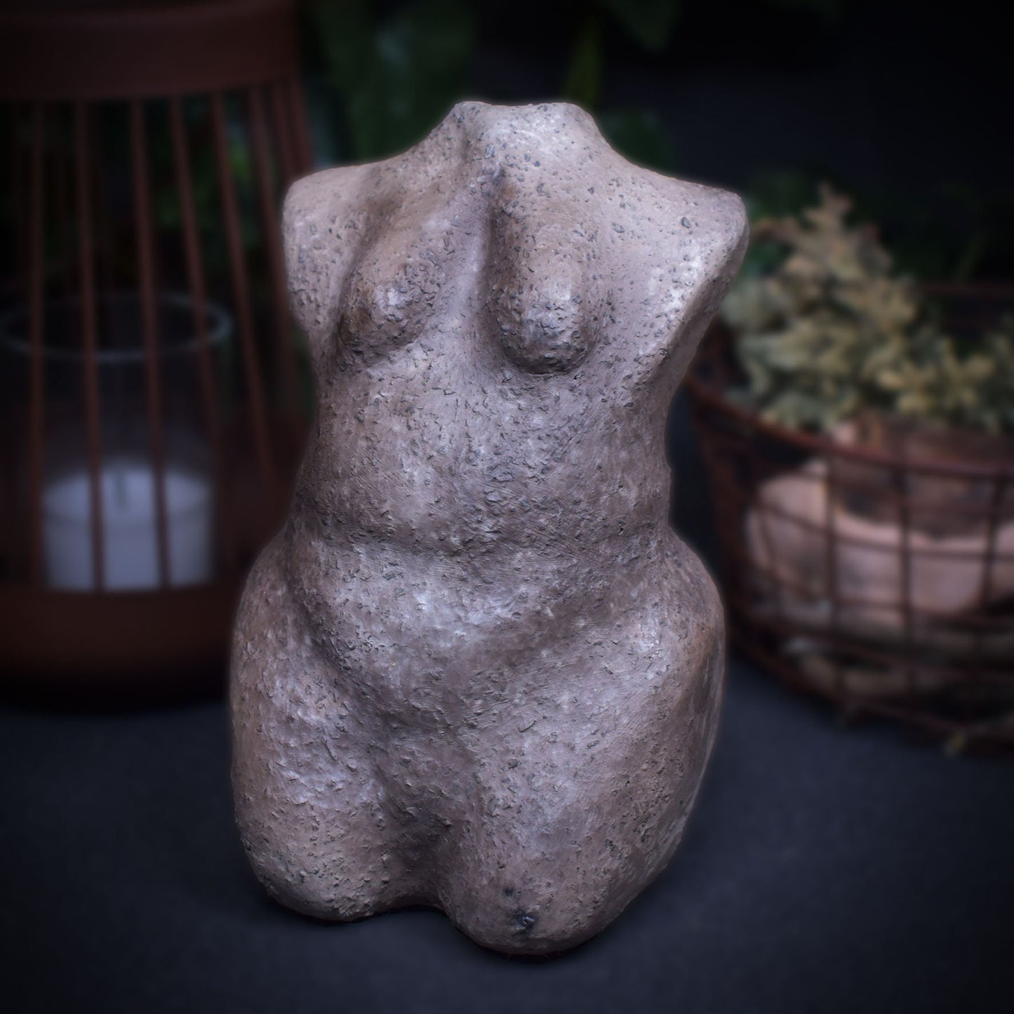 Einzigartiger Weiblicher Torso aus Ton - im Rauchbrand hergestellt - Feiere die Diversität und deine Rundungen!