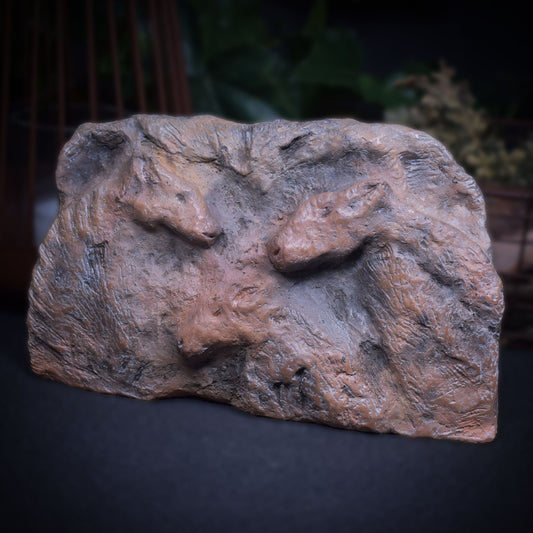 Handgefertigtes Rauchbrand-Ton-Relief inspiriert von prähistorischer Höhlenmalerei aus Lascaux, Pferde, cave art