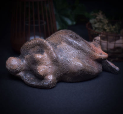 Einzigartige Venus Figurine - angelehnt an das Artefakt bekannt als "the sleeping lady" von Malta - Handgefertigte Rauchbrand Ton Skulptur
