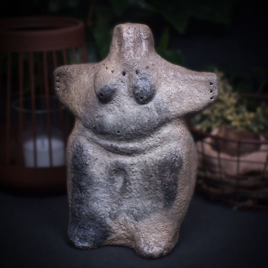 Handgefertigte prähistorische Venus Skulptur - Spirituelle Dekoration aus Ton im Rauchbrand vollendet - individuelles Wohnambiente