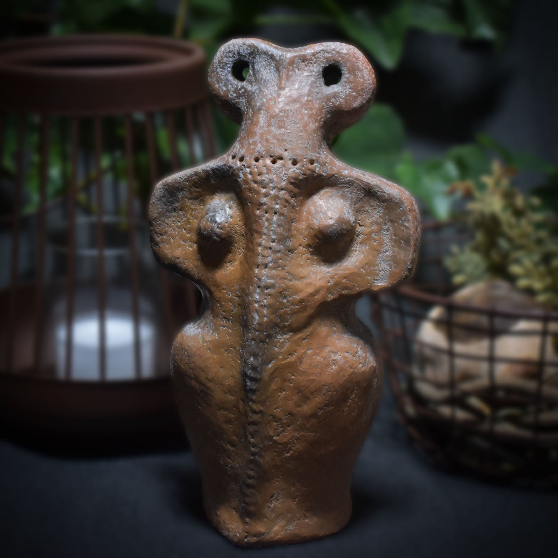 Einzigartige spirituelle Eye Idol Skulptur - Tel Brak inspiriertes Kunstwerk aus Ton und im Rauchbrand veredelt