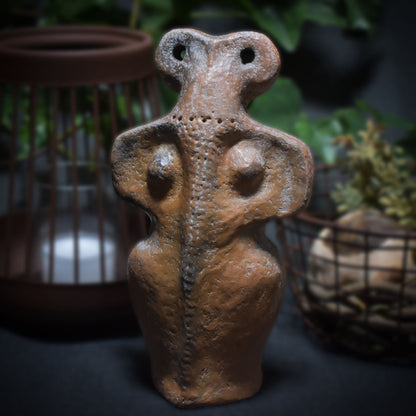 Einzigartige spirituelle Eye Idol Skulptur - Tel Brak inspiriertes Kunstwerk aus Ton und im Rauchbrand veredelt