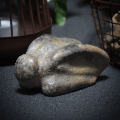 Prähistorisch inspirierte versteinerte Fliege Skulptur - handgefertigt aus Naturton und im traditionellen Rauchbrand veredelt