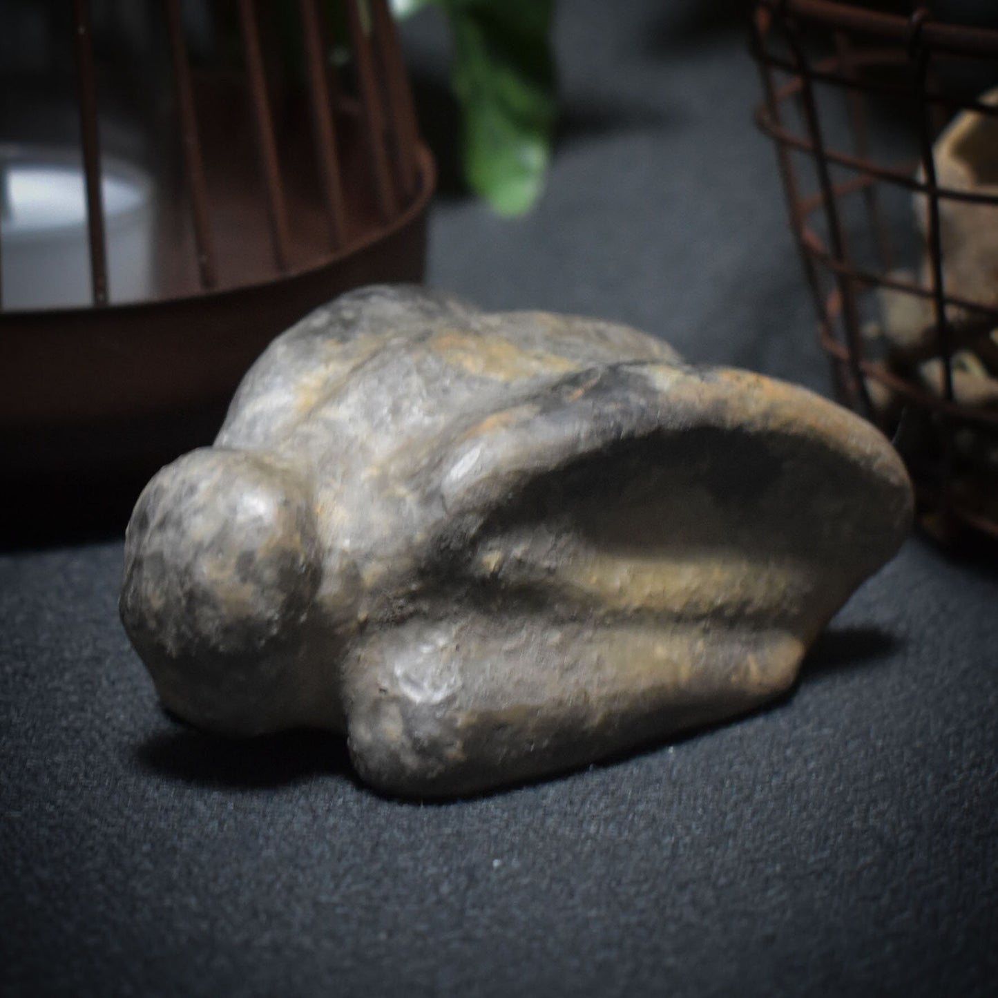 Prähistorisch inspirierte versteinerte Fliege Skulptur - handgefertigt aus Naturton und im traditionellen Rauchbrand veredelt