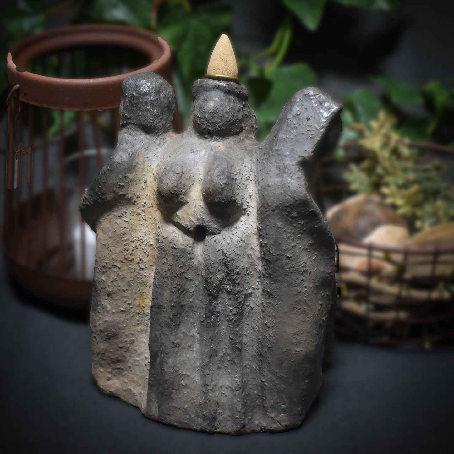 Dekorativer Rückfluss Räucherkegelhalter aus traditionell gebranntem Ton - Hekate dreifache Göttin Dekoration - Handgemachte Rauchbrandkunst