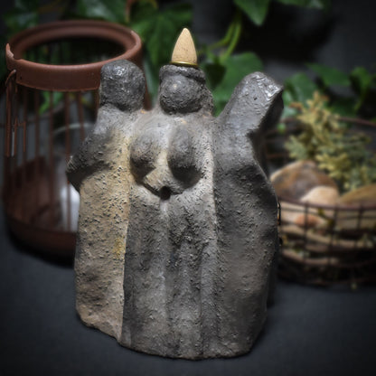 Dekorativer Rückfluss Räucherkegelhalter aus traditionell gebranntem Ton - Hekate dreifache Göttin Dekoration - Handgemachte Rauchbrandkunst