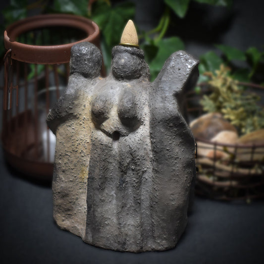 Dekorativer Rückfluss Räucherkegelhalter aus traditionell gebranntem Ton - Hekate dreifache Göttin Dekoration - Handgemachte Rauchbrandkunst