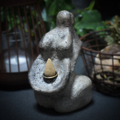 Rückfluss Räucherkegelhalter Goddess - Mystische Fruchtbarkeitsfigur aus Ton - im Rauchbrand veredelt