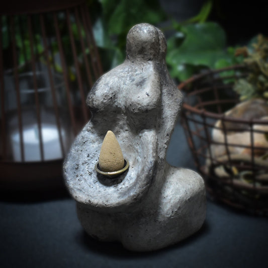 Rückfluss Räucherkegelhalter Goddess - Mystische Fruchtbarkeitsfigur aus Ton - im Rauchbrand veredelt
