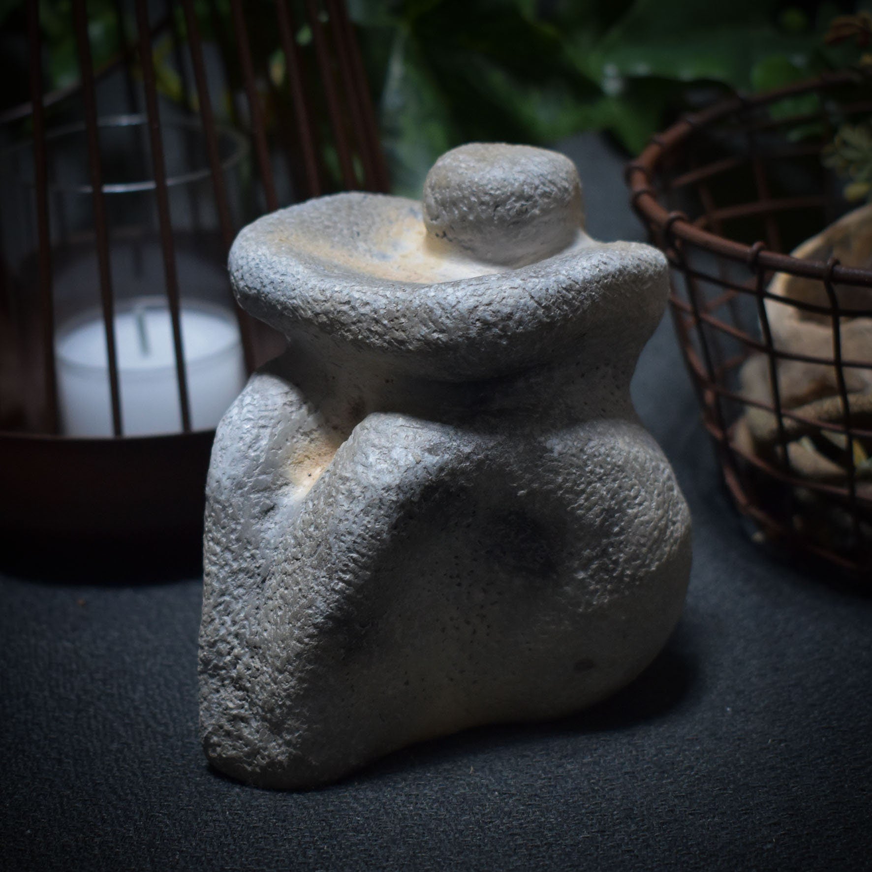 Handgefertigte prähistorisch inspirierte Skulptur - Spirituelle Dekoration aus Ton im Rauchbrand vollendet - individuelles Wohnambiente