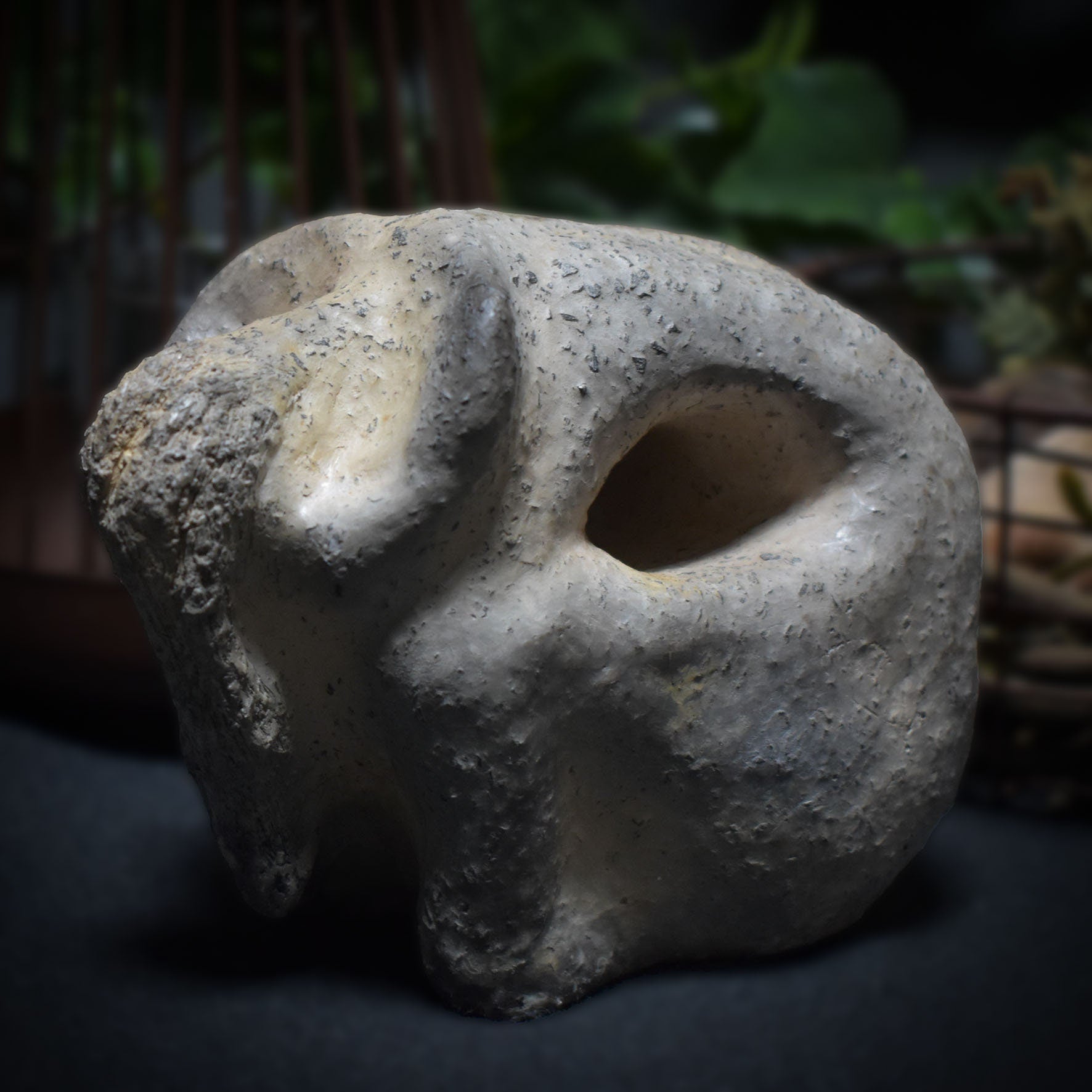 Handgefertigte prähistorisch inspirierte Skulptur - Spirituelle Dekoration aus Ton im Rauchbrand vollendet - individuelles Wohnambiente