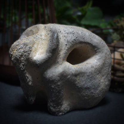 Handgefertigte prähistorisch inspirierte Skulptur - Spirituelle Dekoration aus Ton im Rauchbrand vollendet - individuelles Wohnambiente