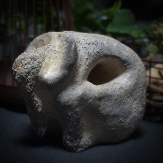 Handgefertigte prähistorisch inspirierte Skulptur - Spirituelle Dekoration aus Ton im Rauchbrand vollendet - individuelles Wohnambiente