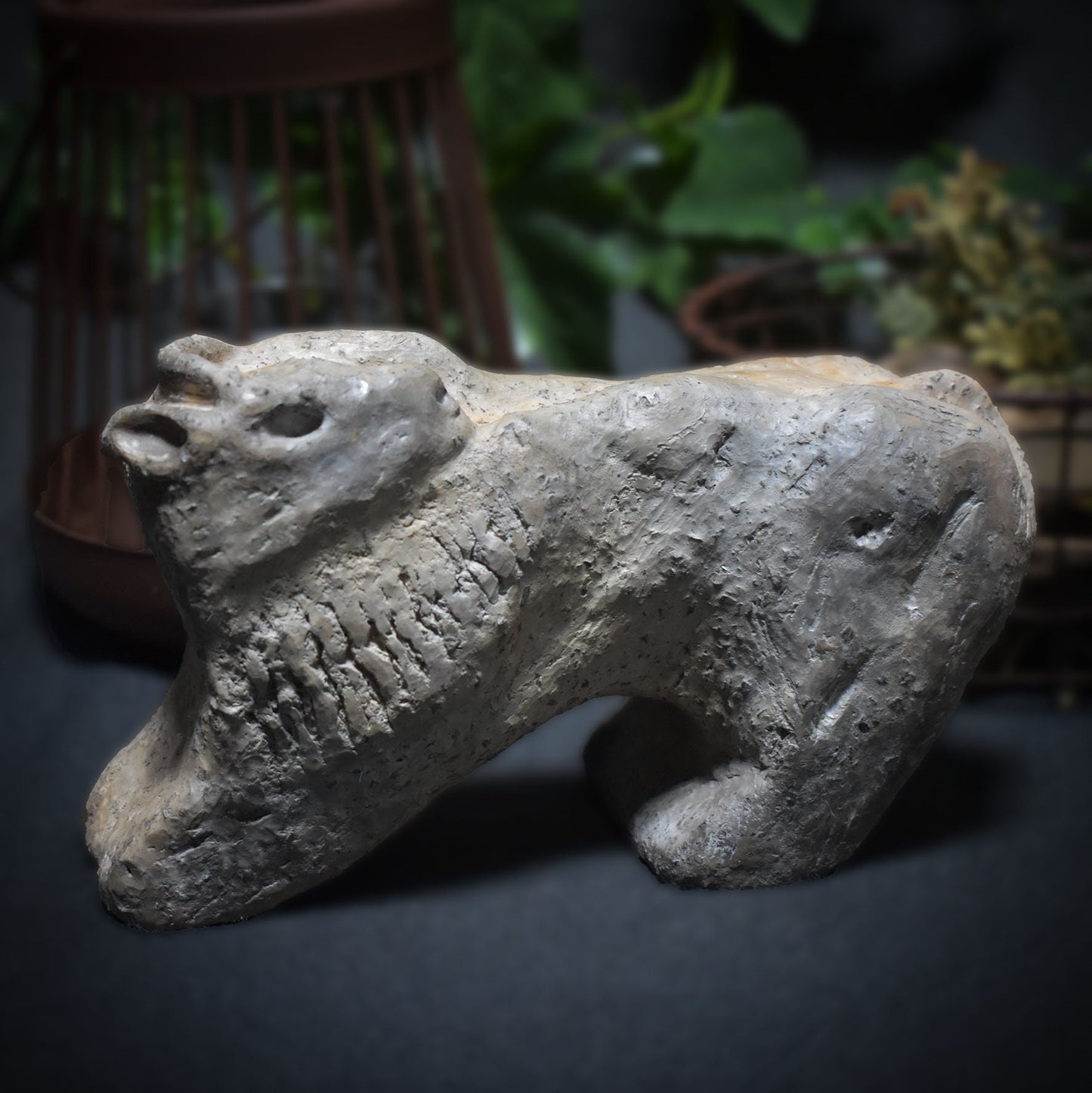 Prähistorisch inspirierte Bison Skulptur– Höhlenmalerei Replik aus Naturton und im Rauchbrand geboren