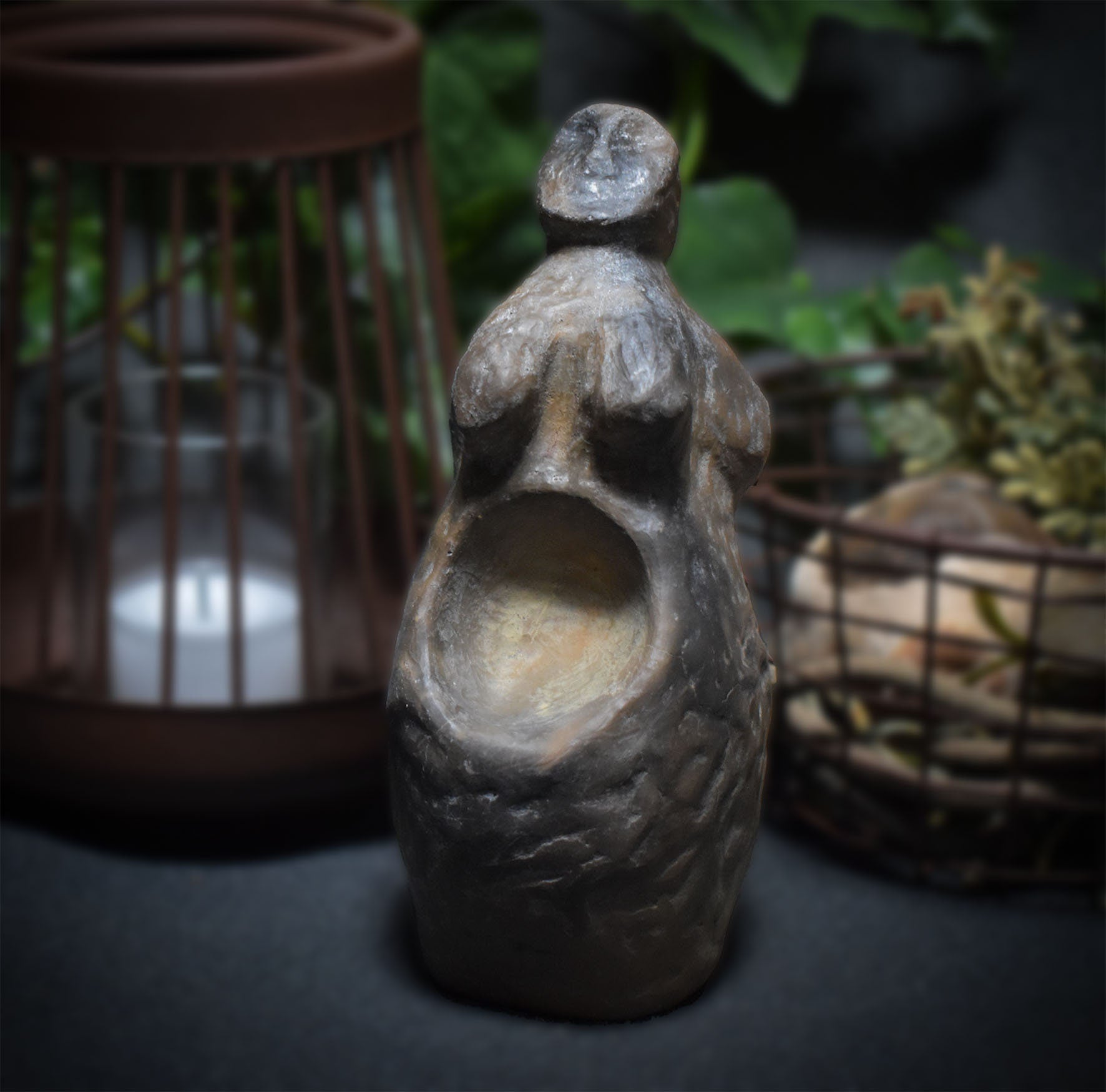 Handgefertigte Goddess Figur aus Naturton – im Rauchbrand vollendet – Ein Tribut an Weiblichkeit und Matriarchat