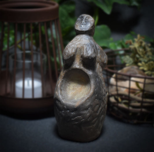 Handgefertigte Goddess Figur aus Naturton – im Rauchbrand vollendet – Ein Tribut an Weiblichkeit und Matriarchat