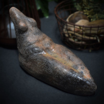 Aus Ton erstellte Venus Figurine im Rauchbrand vollendet – Symbol der Fruchtbarkeit und des Matriarchats, spirituelles Geschenk