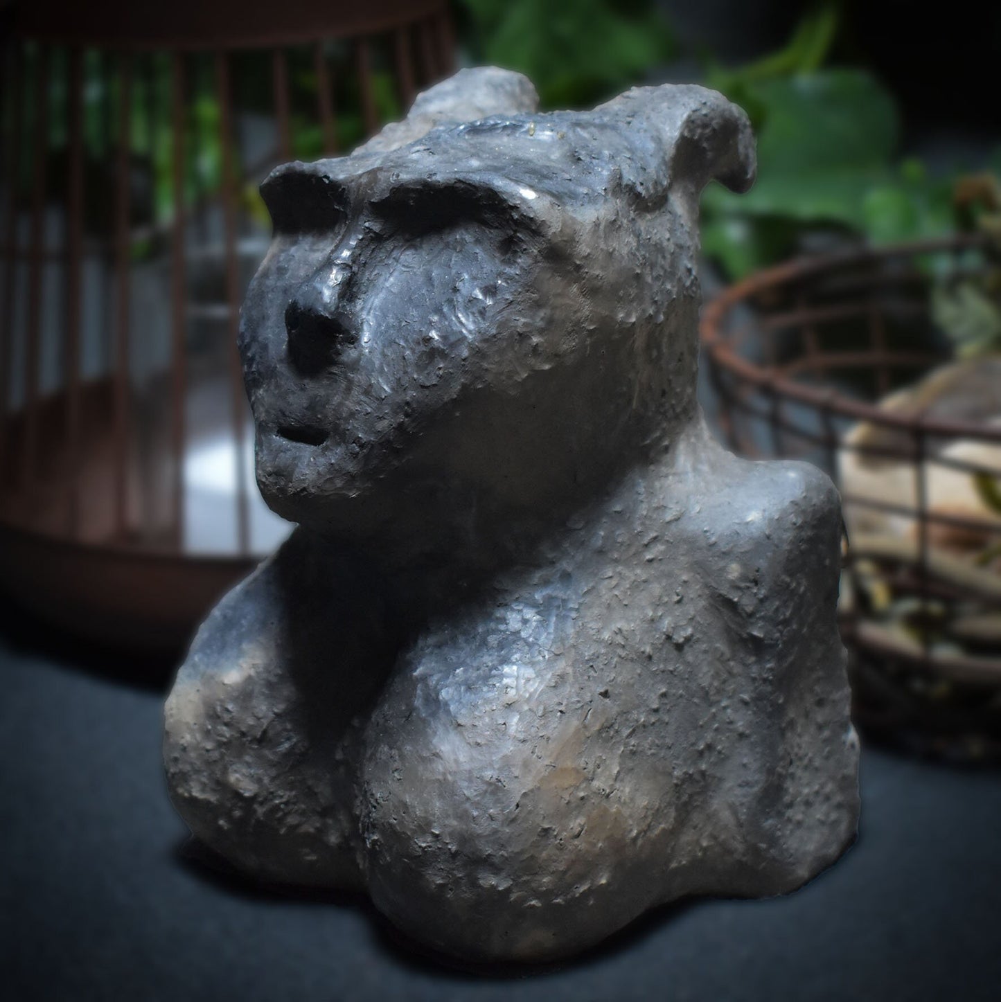 Die keltische Göttin Morrigan - Göttin der Finsternis - handgefertigt aus Ton und im Rauchbrand vollendet