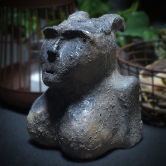 Die keltische Göttin Morrigan - Göttin der Finsternis - handgefertigt aus Ton und im Rauchbrand vollendet