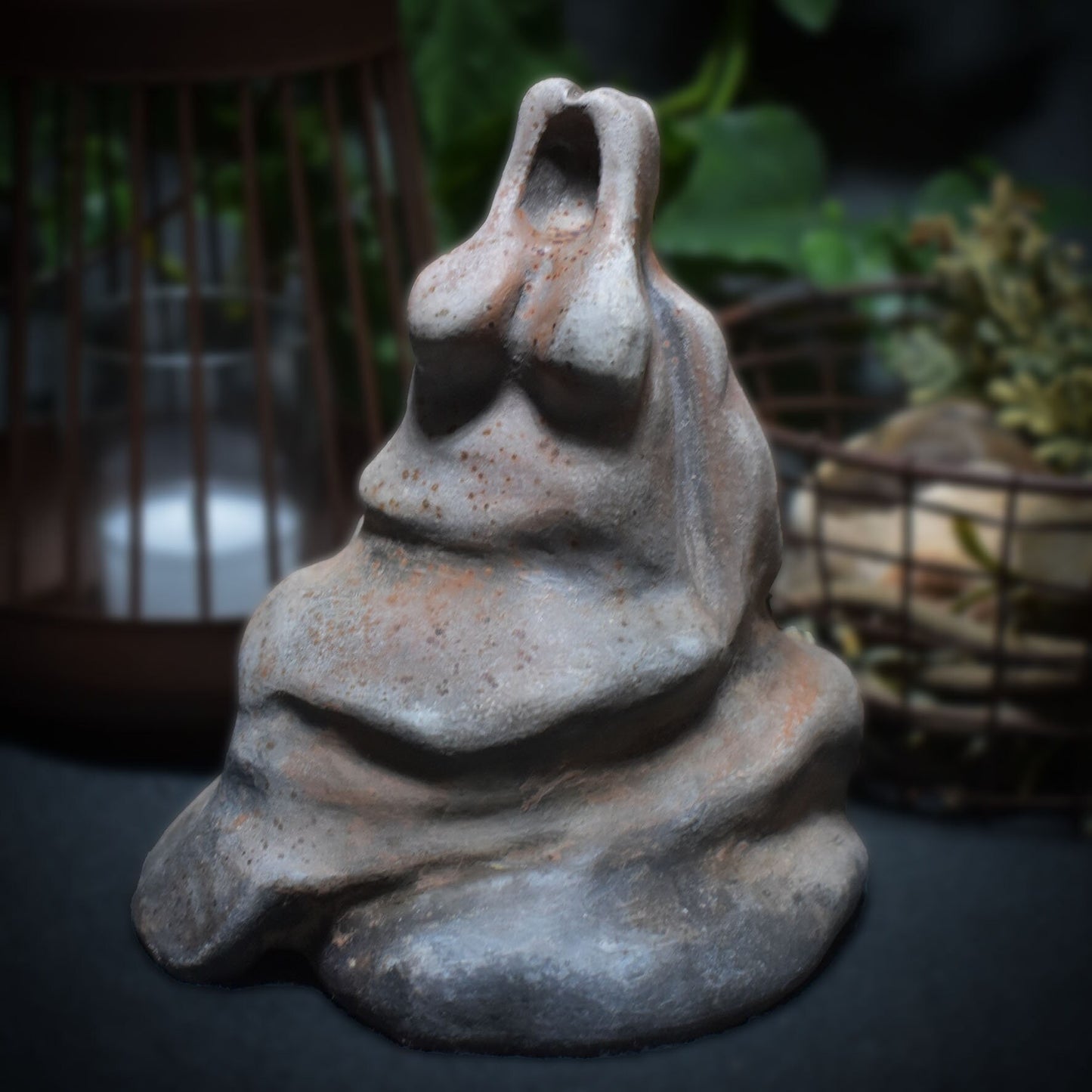 Lady of Avalon Ton-Skulptur - König Artus Sage - Rauchbrand-Kunstwerk - sagenumwobene Göttin - Glastonbury Tor, England