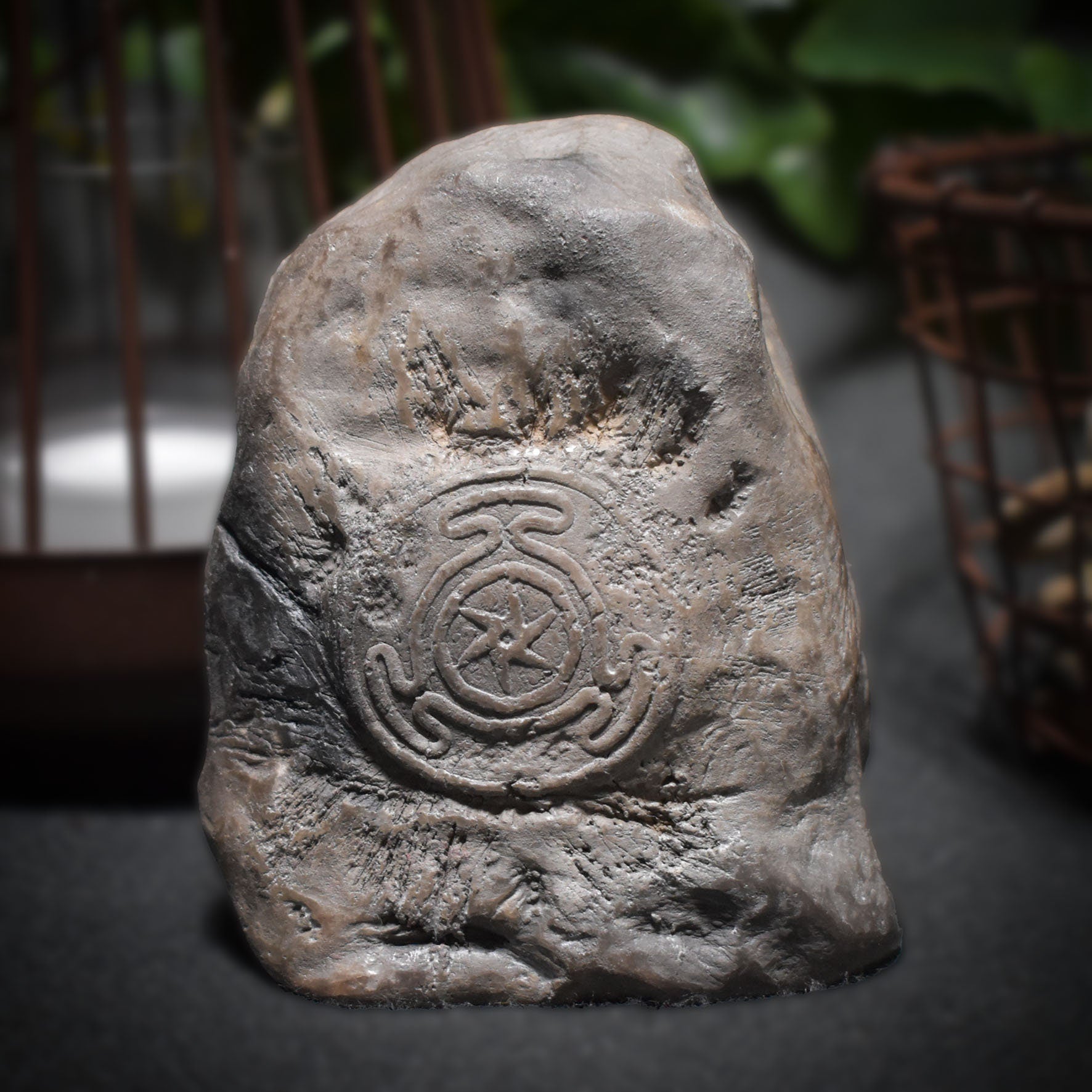 Hekate's Wheel Relief aus Ton - im Rauchbrand gefärbt - magische Altar Dekoration - Unikat