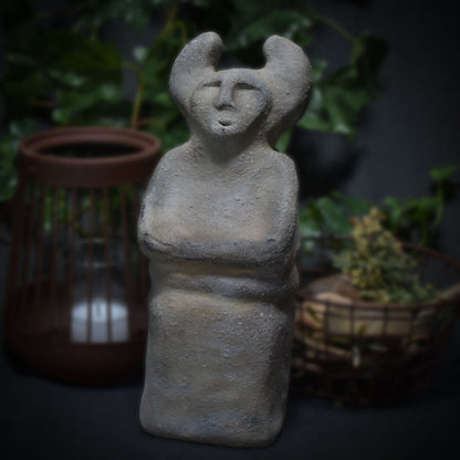 Handgefertigte Cernunnos Statue aus Ton - im Rauchbrand veredelt - Horned God Skulptur - keltische Mythen