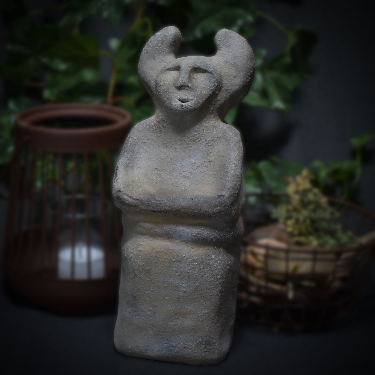 Handgefertigte Cernunnos Statue aus Ton - im Rauchbrand veredelt - Horned God Skulptur - keltische Mythen